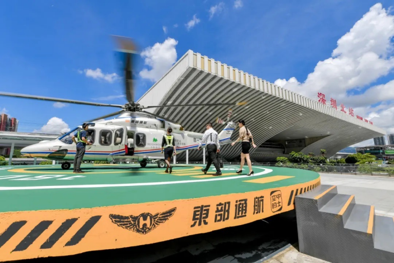 在深圳，下了高鐵就能直接登上「飛的」！